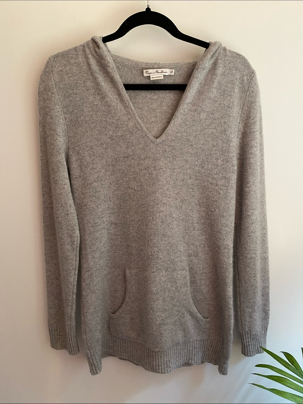 Enzo Mantovani Light Gray V-Neck 100% Cashmere Sweater Hoodie. Size Small.